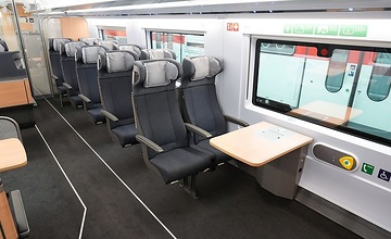Neues ICE-Innendesign - 2. Klasse im ICE 3neo - Abteil mit Rollstuhlstellplatz