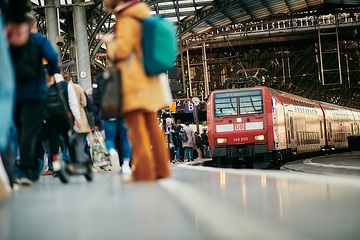 Reisende im Kölner Hauptbahnhof