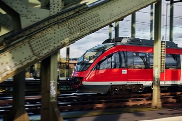 Talent (BR 644) als Regionalbahn überquert die Hohenzollernbrücke in Köln