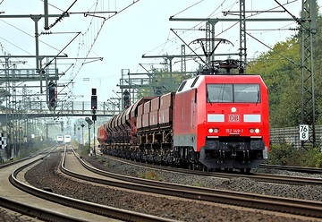 Baureihe 152 der DB Cargo mit einem Schotterzug auf der Strecke Löhne - Hannover bei Bad Oeynhausen.