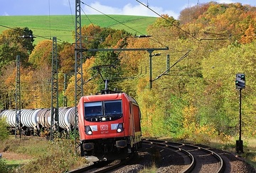 Baureihe 187 der DB Cargo mit einem Kesselwagenganzzug in Richtung Süddeutschland auf Strecke Kassel - Bebra bei Altmorschen.