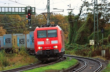 Eine Ellok der Baureihe 185 der DB Cargo mit einem Containerzug Süddeutschland - Nordseehäfen in Baunatal-Guntershausen.