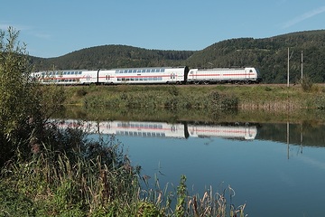 Unterwegs im Tal der Saale - bei Etzelbach in Thüringen spieglt sich ein Intercity 2 mit Ellok der Baureihe 147 des DB Fernverkehr in der Saale.
