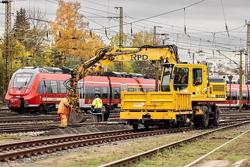 DB Bahnbau Gruppe - Gleisbauarbeiten mit einem Zweiwegebagger