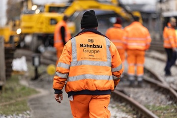 Mitarbeiter der DB Bahnbau Gruppe bei Gleisbauarbeiten
