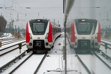 Winterliche Impressionen vom Betrieb der S-Bahn Hamburg - hier in Hamburg-Eidelstedt mit Baureihe ET 490