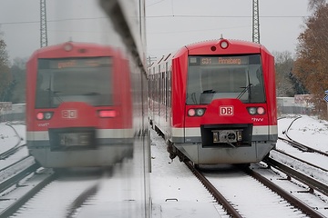 Winterliche Impressionen vom Betrieb der S-Bahn Hamburg - hier in Hamburg-Eidelstedt mit Baureihe ET 474.