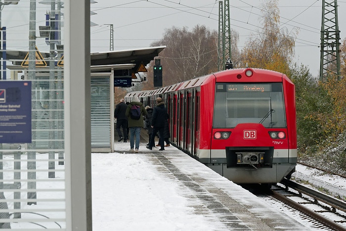 DB247433 Winterliche Impressionen von der S-Bahn in Hamburg