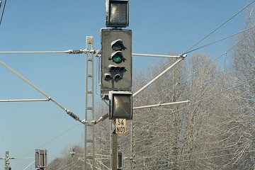 Symbolbild: Blick aus dem Führerstand während einer Zugfahrt in winterlicher Atmosphäre auf einer zweigleisigen elektrifizierten Hauptstrecke im Netz der DB. Lichtsignal Hp 1 (Fahrt)
