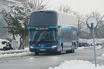 Die Insel Fehmarn mit ihrer "Vogelfluglinie" - DB Autokraft in Puttgarden mit einem Bus der Linie X85 nach Lübeck.