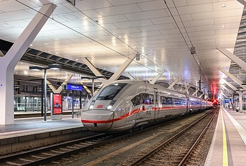 Seit dem 11. Dezember 2023 endete die Fahrplanüberleitung in den Fahrplan 2024 und damit der Einsatz des Intercity 1 in Österreich. Die Züge nach Graz und Klagenfurt werden künftig von ICE 4 und ÖBB-Zügen gefahren. Im Bild ein ICE 4 der Baureihe 412 im Hbf von Salzburg.
