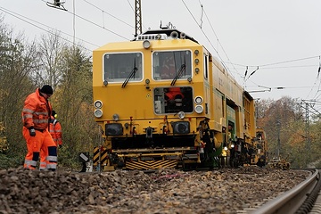 DB Bahnbau aktiv auf einer Gleisbaustelle im Streckennetz der DB - hier: Einsatz eines Dynamic Stopfexpress 09-03X (GSM 332)