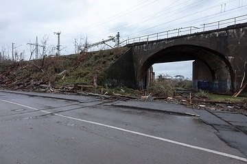 Sturmschaden durch Sturmtief "Zoltan" - Ein Tornado hat am 21.12.2024 einen Oberleitungsmast im Zulauf zur Südbrücke in Köln umstürzen lassen.