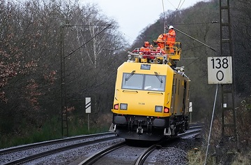 Reparaturarbeiten nach dem Sturmtief "Zoltan" an den Anlagen der Oberleitung mit Unterstützung durch ein Bahndienstfahrzeug (TVT / Baureihe 711) im Bereich des Haunetals.