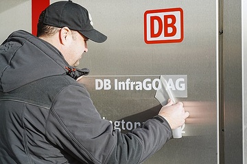 DB InfraGO AG am Start - hier: Erstes Namensschild "DB InfraGO AG" am Berliner Hbf / Bügelbauten am 27.12.2023 angebracht.