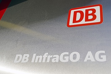 DB InfraGO AG am Start - hier: Erstes Namensschild "DB InfraGO AG" am Berliner Hbf / Bügelbauten am 27.12.2023 angebracht.