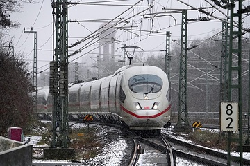 Es fällt Schnee in Berlin - Impressionen dazu vom Bahnhof Berlin Südkreuz - Einfahrt eines ICE 3 als Spirnter von der Isar