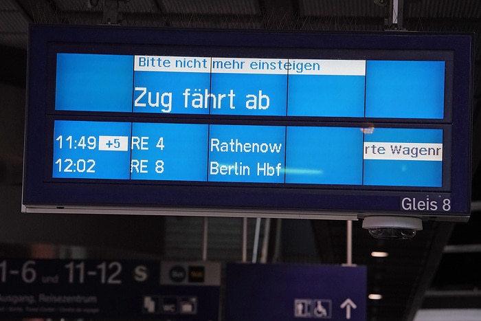 DB248686 Bahnhof Berlin Südkreuz - "Zug fährt ab"