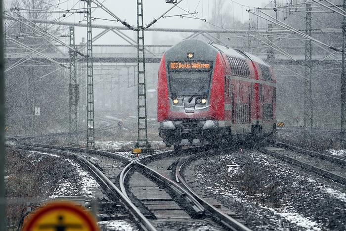 DB248693 Es fällt Schnee in Berlin