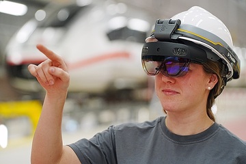 Mitarbeiterin im ICE Werk Cottbus nutzt Remote Service mit Mixed Reality Brille (HoloLens)