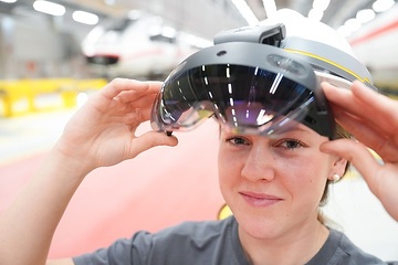 Mitarbeiterin im ICE Werk Cottbus nutzt Remote Service mit Mixed Reality Brille (HoloLens)