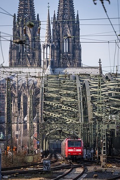 Die DB in Köln - DB Regio mit Baureihe 146 und Dosto bei der Überfahrt über den Rhein