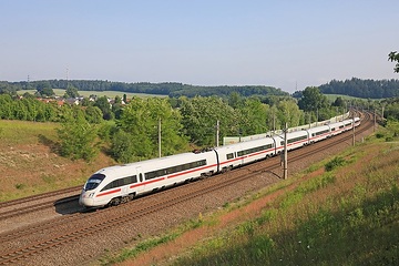 Ein ICE T Baureihe 411 "Villingen-Schwenningen" ist als ICE von Nürnberg nach München unterwegs. Von hier bei Hebertshausen, im Dachauer Hinterland, ist es nicht mehr weit bis zu seinem Ziel- und Endbahnhof München.