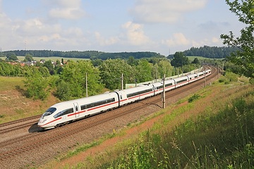 Ein ICE 3 Baureihe 403 ist als ICE 521 von Köln nach München unterwegs. Von hier bei Hebertshausen, im Dachauer Hinterland, ist es nicht mehr weit bis zu seinem Ziel- und Endbahnhof München.