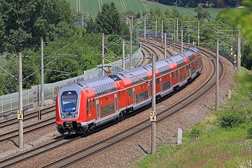 Im Dachauer Hinterland zwischen Petershausen (Obb.) und Dachau: Ein Zug der Baureihe ET 445 der DB Regio fährt als RB 16 von Nürnberg nach München, hier bei Hebertshausen.