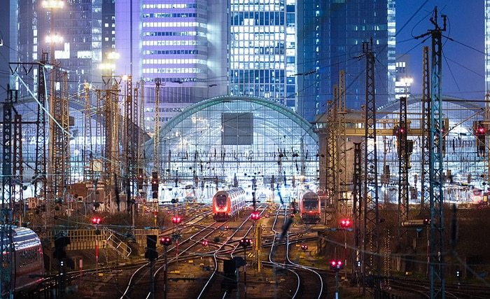 DB252027 Frankfurt am Main Hbf mit nächtlicher Skyline