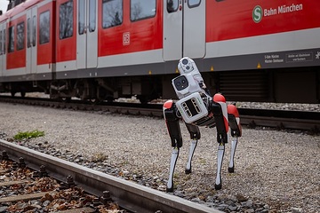 DB testet Roboterhund Spot bei der S-Bahn München. Der Roboterhund patrouilliert auf seinen vier Beinen eigenständig über Abstellanlagen und erkennt KI-gestützt dabei unbefugte Personen oder andere Unregelmäßigkeiten.