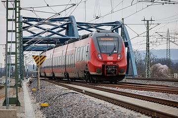 Viergleisiger Ausbau Nürnberg-Bamberg - Eisenbahnbrücke über die A73 mit Zugverkehr an den neuen Gleisen