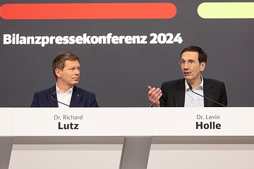 DB Bilanzpressekonferenz 2024 Dr. Richard Lutz - Vorsitzender des Vorstands der Deutschen Bahn und Dr. Levin Holle, Vorstand Finanzen und Logistik
