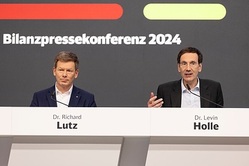 DB Bilanzpressekonferenz 2024 Dr. Richard Lutz - Vorsitzender des Vorstands der Deutschen Bahn (CEO) Dr. Levin Holle, Vorstand Finanzen und Logistik (CFO)