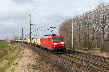 Baureihe 185 der DB Cargo mit einem Containerzug auf der Thüringer Bahn