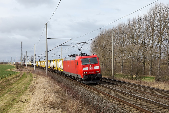 DB253191 Baureihe 185 der DB Cargo mit einem Containerzug auf der Thüringer Bahn