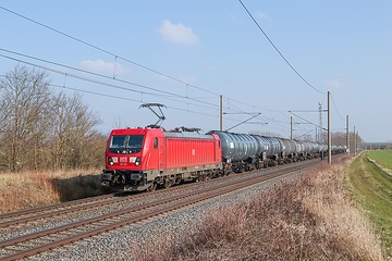 Baureihe 187 der DB Cargo mit einem Kesselwagenzug bei Cobstädt auf der Thüringer Bahn