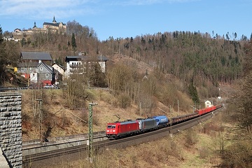 In Doppeltraktion über den Frankenwald - zwei Elloks der Baureihe 185 (DB Cargo / Vemieter akiem) mit einem Zug des Einzelwagenverkehrs