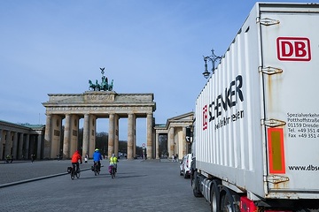 DB Schenker auf dem Pariser Platz in Berlin - vor dem Brandenburger Tor