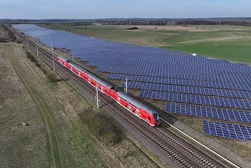 DB Regio Nordost bei Waren (Müritz) mit Twindexx ET 445 als RE 5 passiert eine Photovoltaikanlage auf dem Weg an die Ostseeküste.