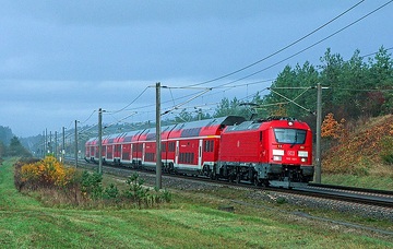 Schneller Regionalverkehr auf der NIM mit Skoda Baureihe 102 und Skoda-Dosto bei Allersberg.