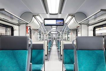 Modernisierte ET 424 für die S-Bahn Köln - neugestalteter Innenraum mit großen Monitoren