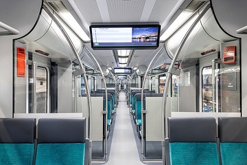 Modernisierte ET 424 für die S-Bahn Köln - neugestalteter Innenraum mit großen Monitoren