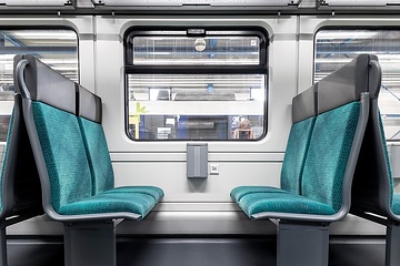 Modernisierte ET 424 für die S-Bahn Köln - Steckdosen im neugestalteten Innenraum