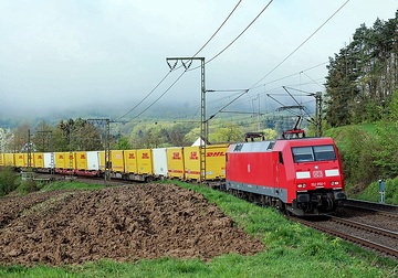 Bei Himmighausen an der Strecke Hannover - Altenbeken ist eine Ellok der Baureihe 152 der DB Cargo mit einem Zug des KLV (DHL) unterwegs