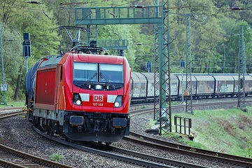 Bei Himmighausen an der Strecke Hannover - Altenbeken rollt eine TRAXX der Baureihe 187 der DB Cargo mit einem Zug des Einzelwagenverkehrs Richtung Süden.
