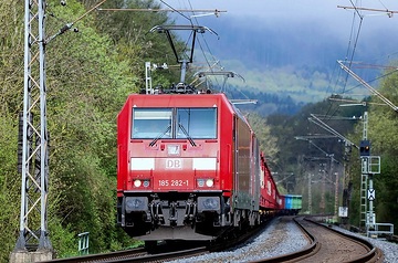 Bei Himmighausen an der Strecke Hannover - Altenbeken - 185er-Doppeltraktion der DB Cargo mit einem Innofreight Ganzzug (Erz für Linz/Donau)