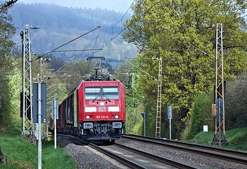 Bei ecke Hannover - Altenbeken rollt eine Ellok der Baureihe 185 der DB Cargo mit einem Güterzug Richtung Süden.