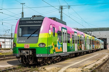 (München, 23.04.2024) Mit der S-Bahn München zur Landesgartenschau. Im Bild ein Triebwagen der Baureihe ET 423 im besonderem Branding der Landesgartenschau.