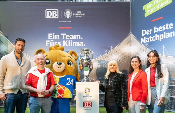DB254745 EM-Pokal zu Gast im Berliner Hauptbahnhof